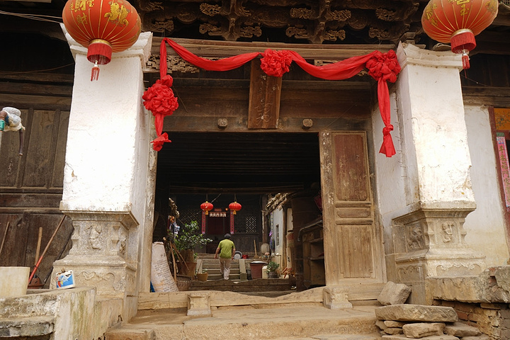 泸西县永宁乡城子古村,几百户人家依山而居,层叠相连的土掌房民居堪称