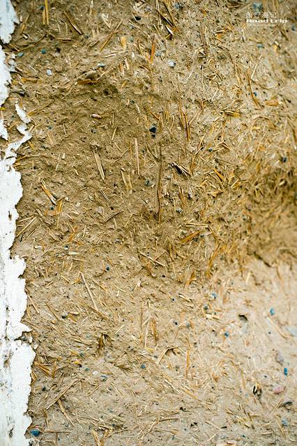 纸筋灰的抹面,年代不知,最早可能是宋代,跟外崖体的壁画同时代吧.