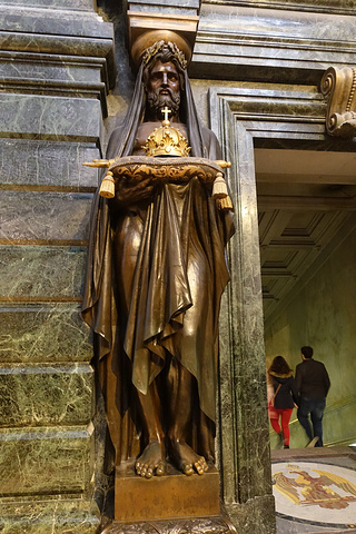 2017工作人员需要查看包里的东西,在这还发生