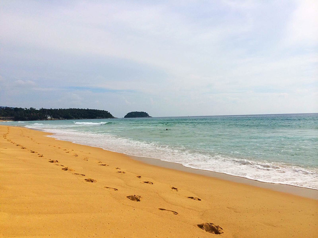 因为这个沙滩真的很长~这里的沙滩的沙子不是纯白色的,主要还是偏黄色