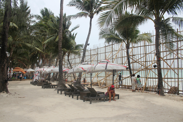 017和时而碧绿、时而湛蓝的海水构成一幅最美