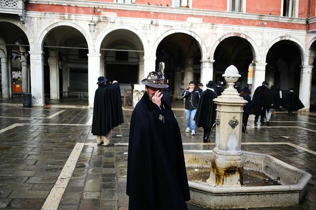 89 首页 游记详情  在里亚托桥附近转,看到一对中国情侣坐在贡多拉