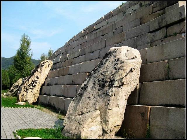 游记详情 将军坟是典型的大型方坛阶梯积石墓,外缘用1100块精细加工的