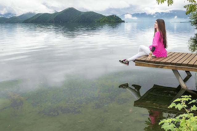 静静地坐着,仰望天空