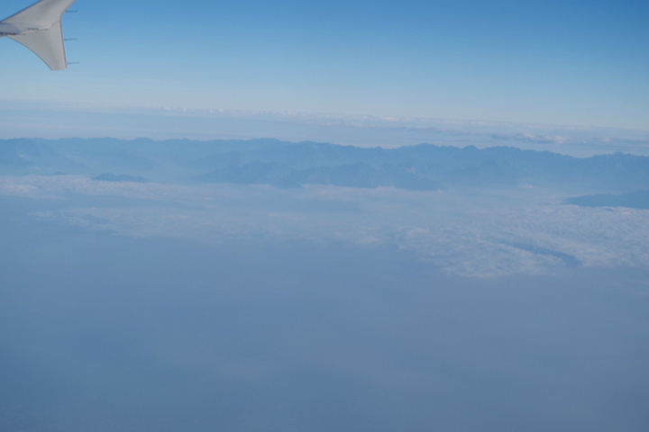 出了机场很多柜台可以换台币,汇率低了一点,我