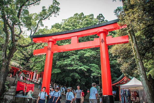 穿过"千本鸟居",就是稻荷神山的入口,从这里可登上稻荷山顶,山道两旁