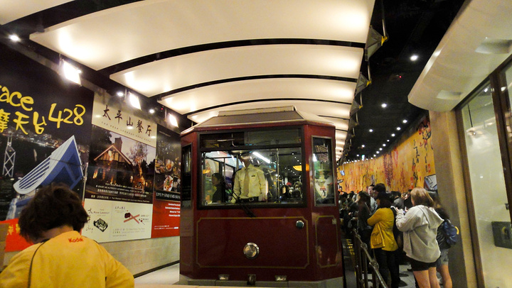 2018香港著名企业家李嘉诚的蜡像被放置在山