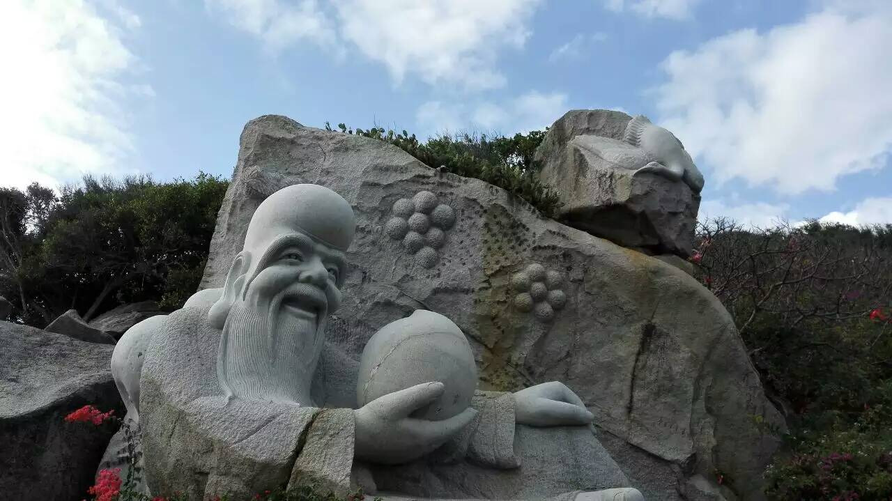 这个雕塑是非常大的,在半山坡,看上去也是很具有震撼的.