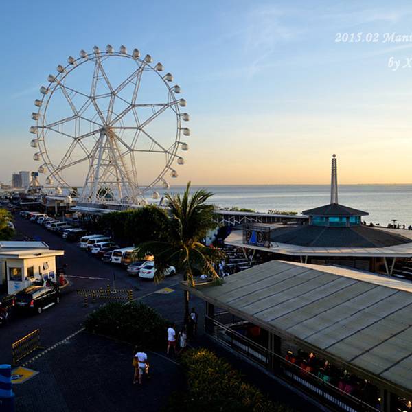 of asia,我们过一座天桥,走到外面是马尼拉湾,这边有一个巨大的摩天轮
