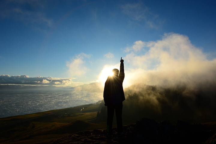 晨光,雪山,湖泊,无以言表的美丽.一番美景,早将寒冷抛至脑后.