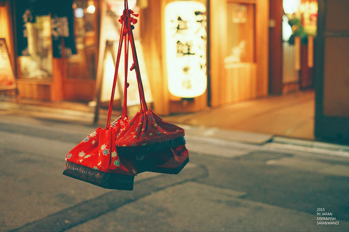 "听说很多居酒屋可以喝着小酒，观赏鸭川夜景。时尚商业化的酒吧街，却流动着百年古老的气息_先斗町"的评论图片