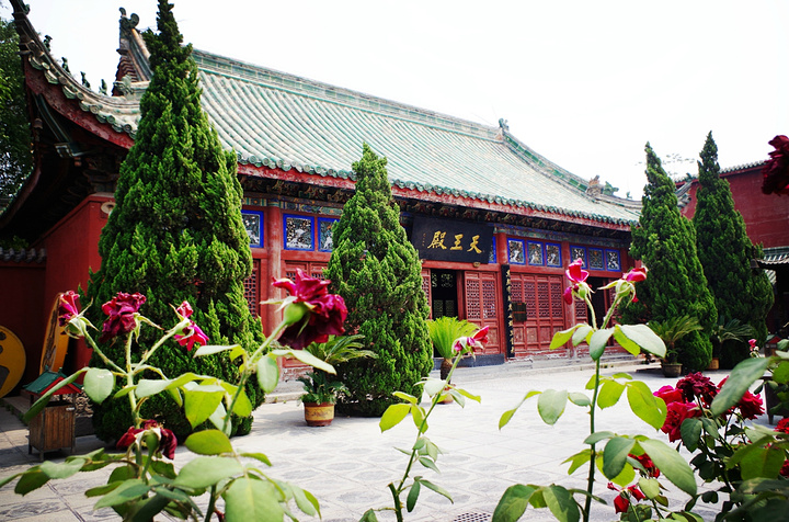 2018在火车站坐观光1路,到达大相国寺。但是