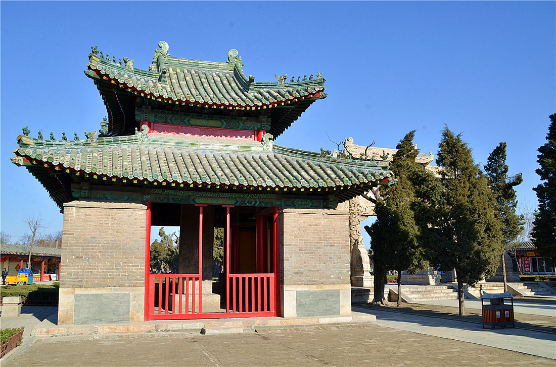 两岸绿树绿草,这个季节依然景色不错.