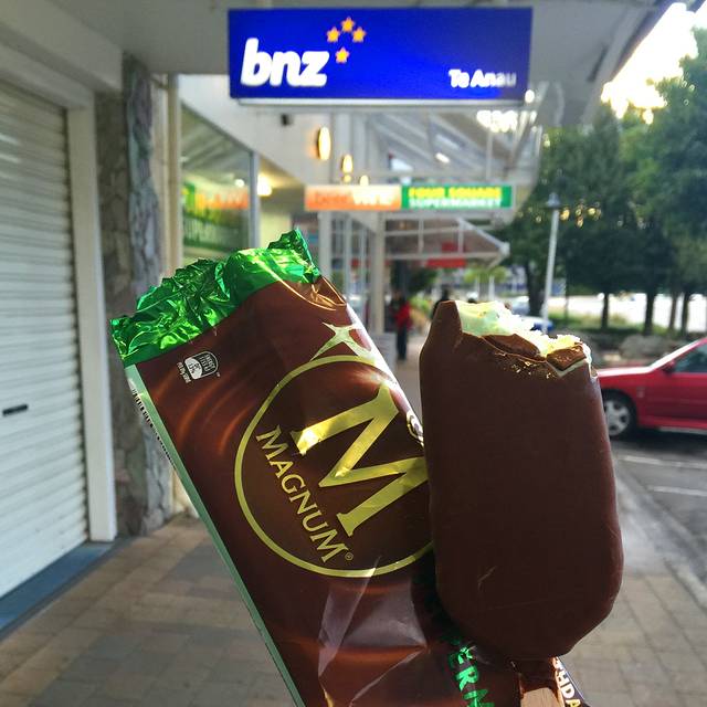 在镇上随便转转,小超市买到薄荷味的梦龙冰激凌.