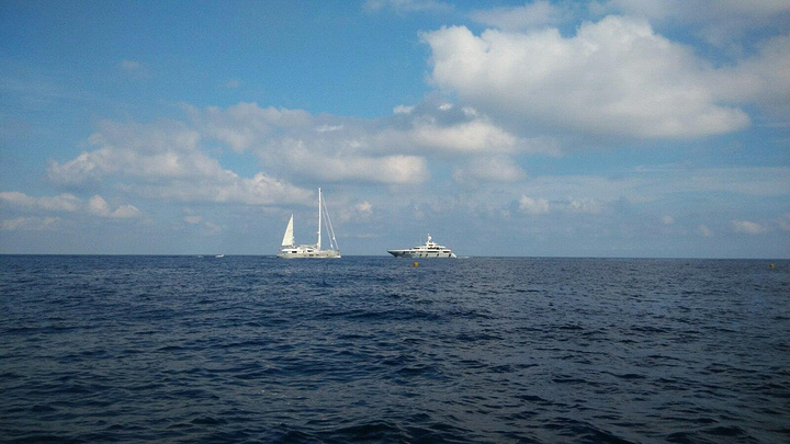 有种海边运动场的感觉,是不是摩纳哥的孩子开运动会,就在这里啊,然后