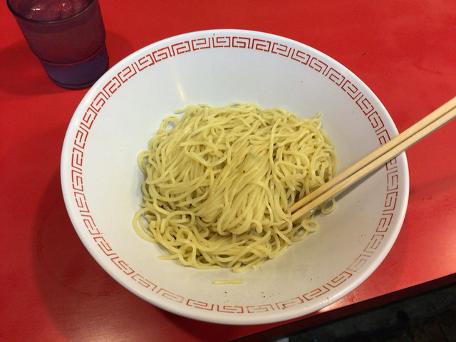 标准份的面是这么多,大约2两吧,我估计的