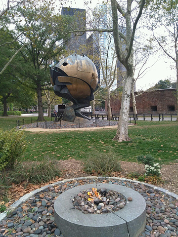 自由女神像(英文:Statue Of Liberty)全名为自由