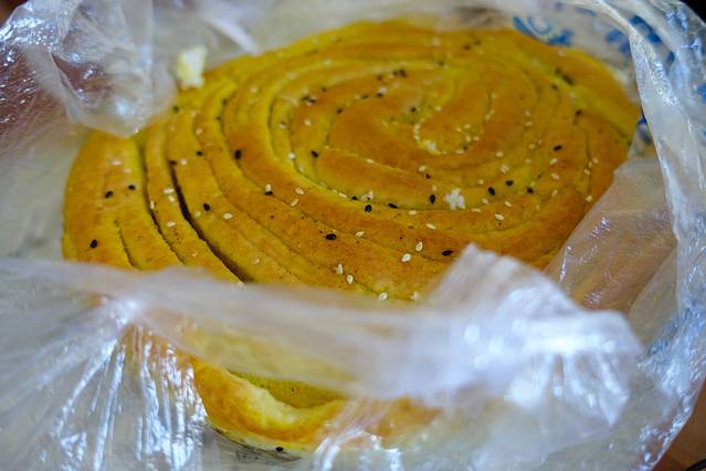 这个好像是叫做馍馍,西北以面食为主,馍馍对于青海人民应该就是馕对于