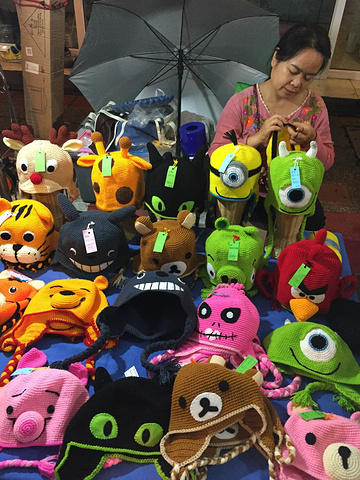 卖小狗衣服的,还特意找来两个模特。夜市附近