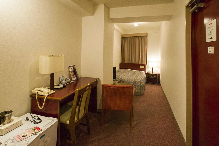 2018.爷,不会英文,表情严肃,桌子上放着当天新