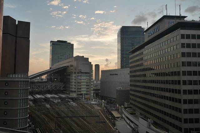 繁忙的大阪梅田站,多条铁路日夜穿梭.