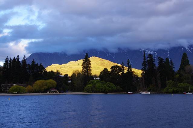 私人牧场,霍比特人二部曲《史矛革荒漠》开头,换皮人比翁的家就在这里