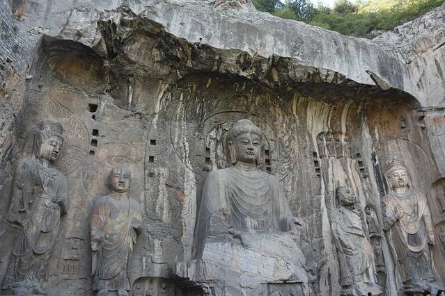 龙门石窟最大的窟,叫做"奉先寺",奉先寺造像布局为一佛,二弟子,二菩萨