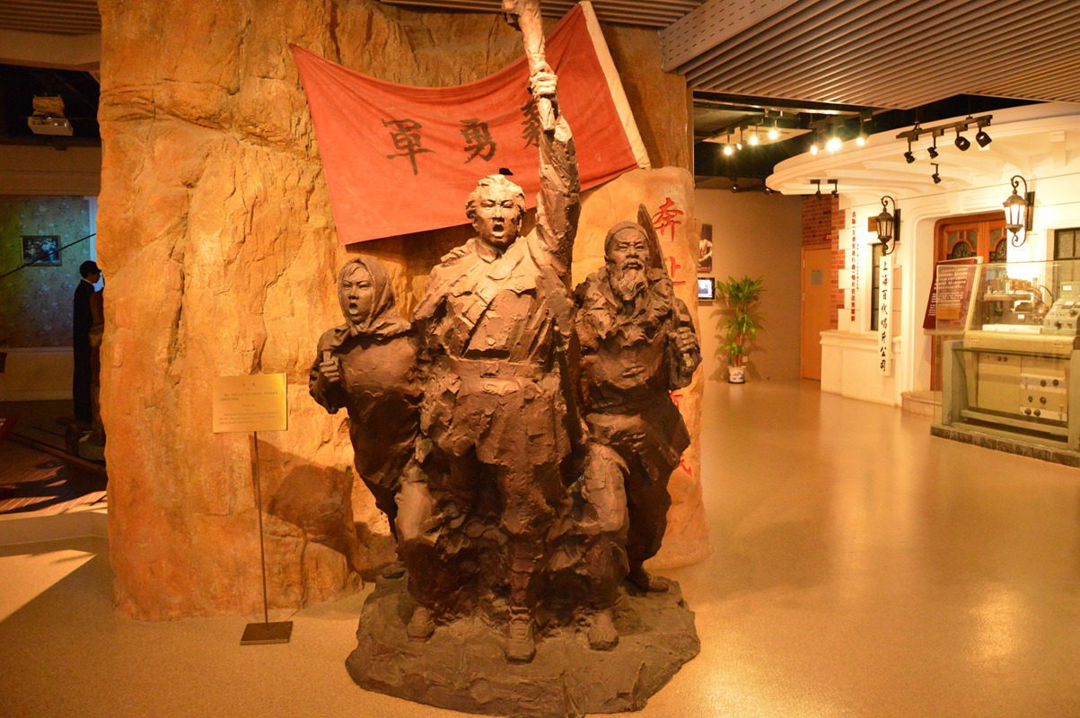 展示馆内众多雕塑石像,主题都是围绕着义勇军进行曲和一二八抗战