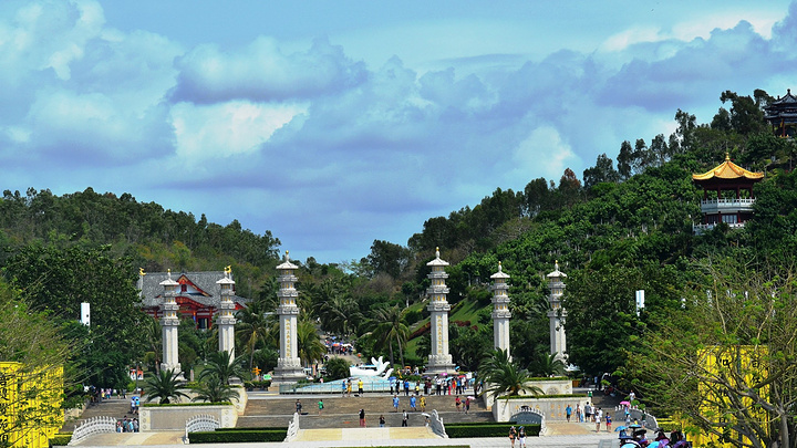 自寺院开放以来南山寺已成为香客游客的心灵净土南海之滨的佛教圣境
