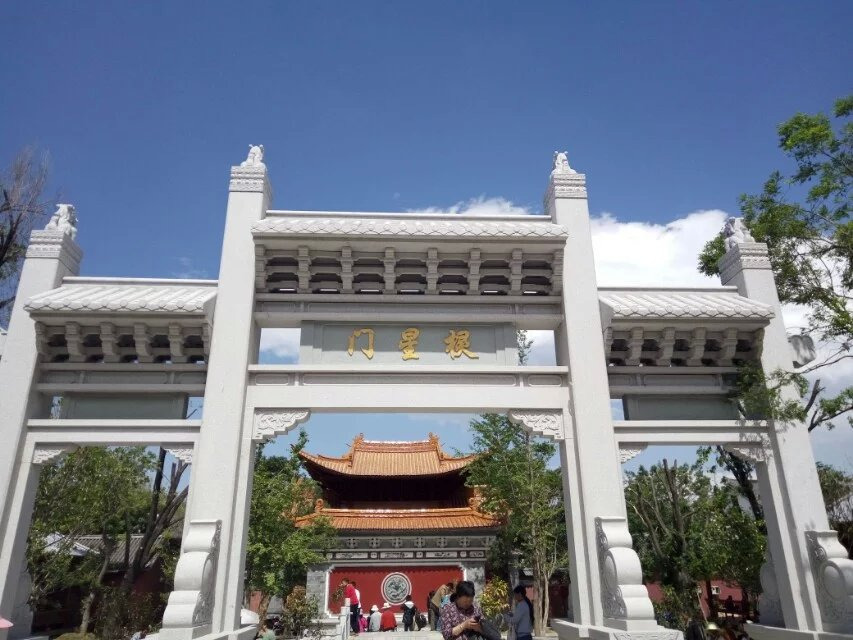 文庙内的牌坊洋人街古城里好些小店很有特色.