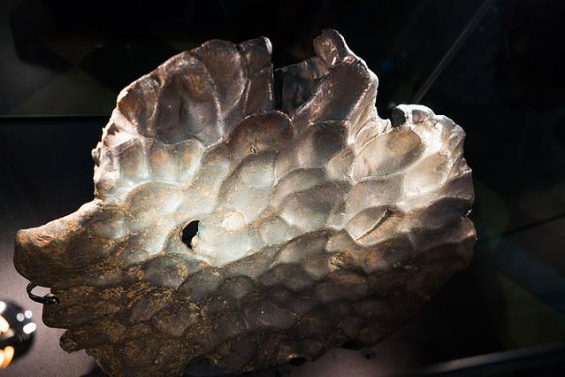 西伯利亚盛产各种世界罕见的奇珍异宝.这是一块陨石.