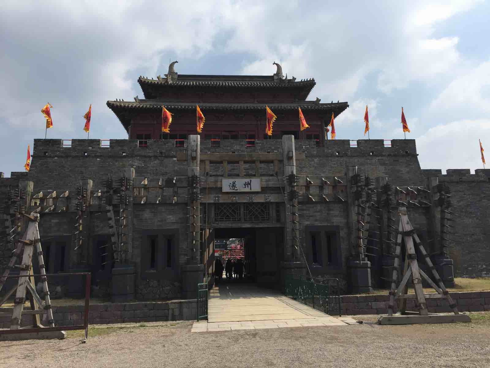 襄阳城等八个景区和160多个单体建筑;二期项目包括"春秋战国城""