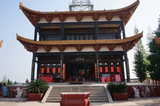 位于绵阳市梓潼县城北郊的七曲山大庙,是川西北地区著名的风景名胜区