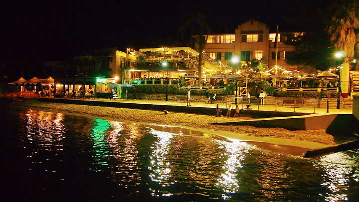 在宁静的海边小镇船靠岸了,码头旁边就是美翻了的海滩.