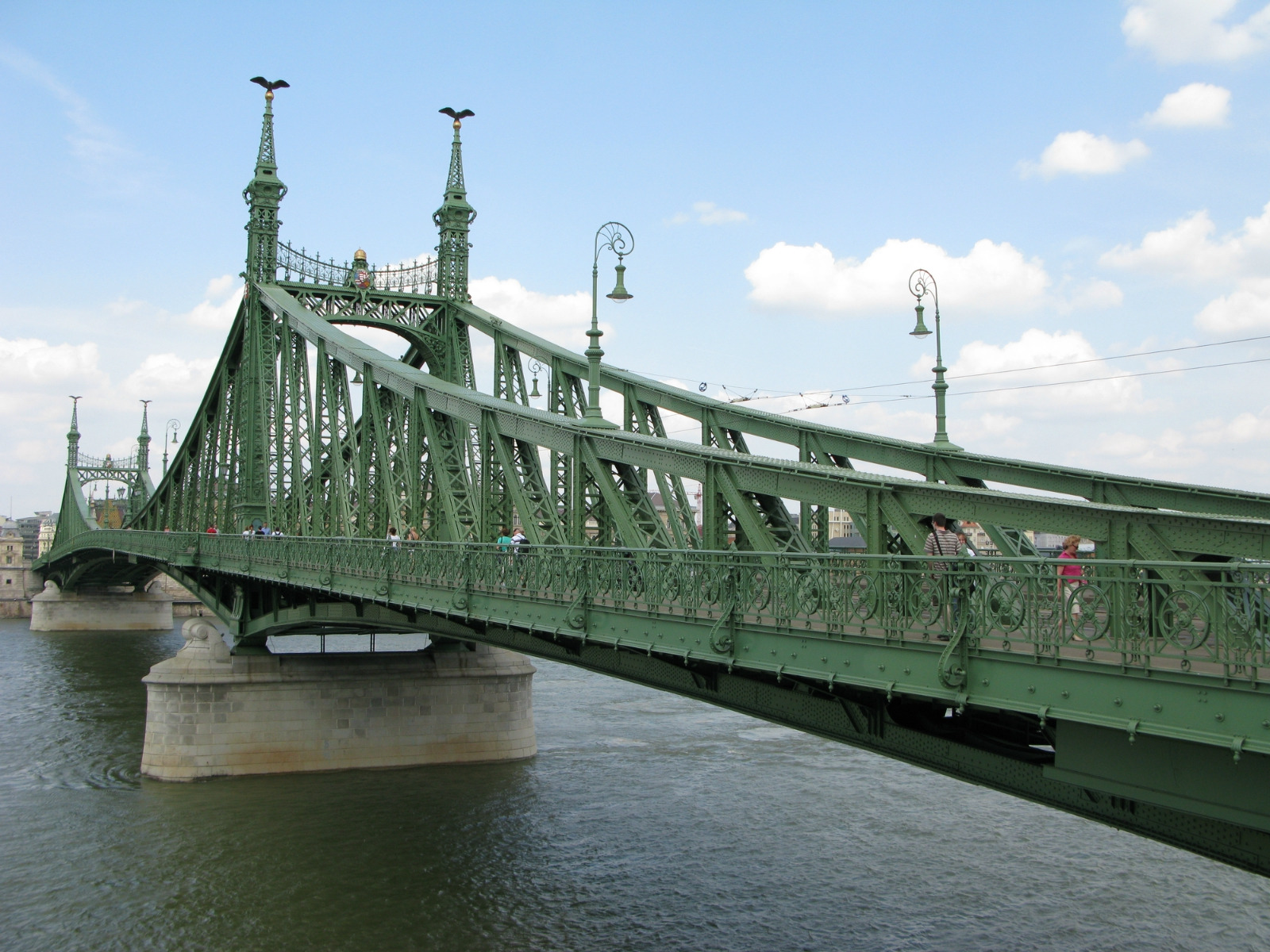 卷曲的钢梁结构桥体帽钉完全是一流的欧式设计典范可以与横跨河流被誉