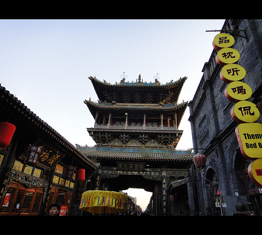 四合院里,明清街上,不时有拿着长枪短炮的摄影爱好者徜徉其间,这座有