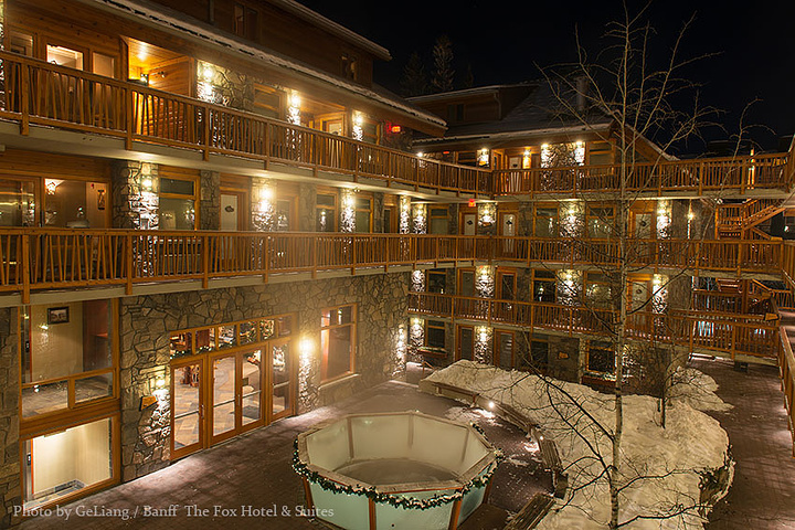 "班夫上温泉 Banff Upper Hot Springs 距离银龙餐厅很近，上下好几层，关键..._班夫上温泉"的评论图片