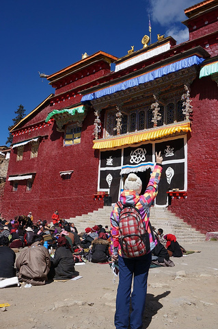 "第一站著杰寺，途经了红草地，因为已经过了最佳欣赏时间段，所以红草地并没有过多停留_西山大观音寺"的评论图片