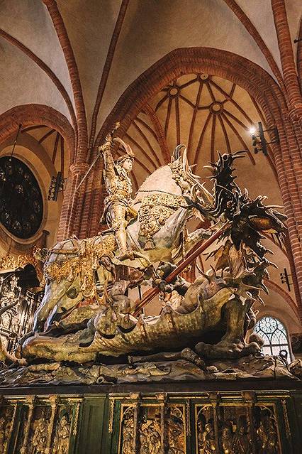 游记详情 教堂里不乏各种精美的雕像,而讲台旁的圣乔治屠龙救公主的