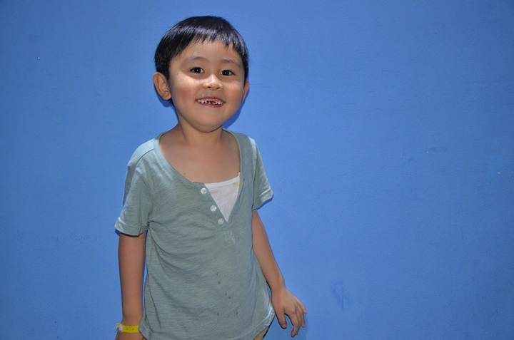 喜欢你抬眼看我的样子. 一如你小时候.