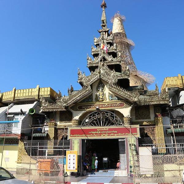 苏雷塔位于市中心,高46米,塔基呈八边形,据说2200年前,仰光市以此为