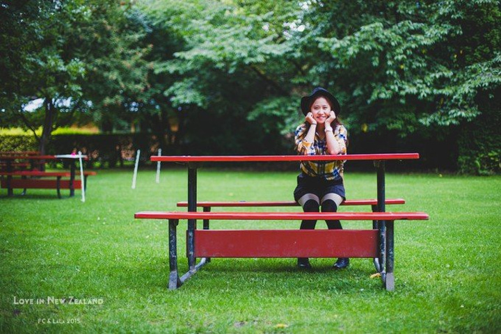 很多商店都写着新年快乐的祝福标语,显得格外