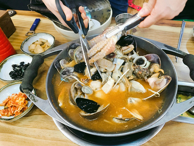 "这里绝对对得起海鲜锅这3个字，所有的食材都是鲜活的。慢慢煮熟的样子，让人看的有些残忍_三姓穴海鲜锅"的评论图片