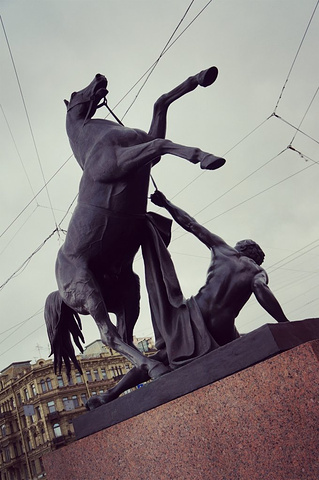 很多小店的橱窗都超CUTE 除了下面这个恐怖蜡