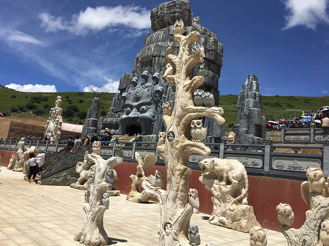 人山人海,这个位置应该最好,人最多