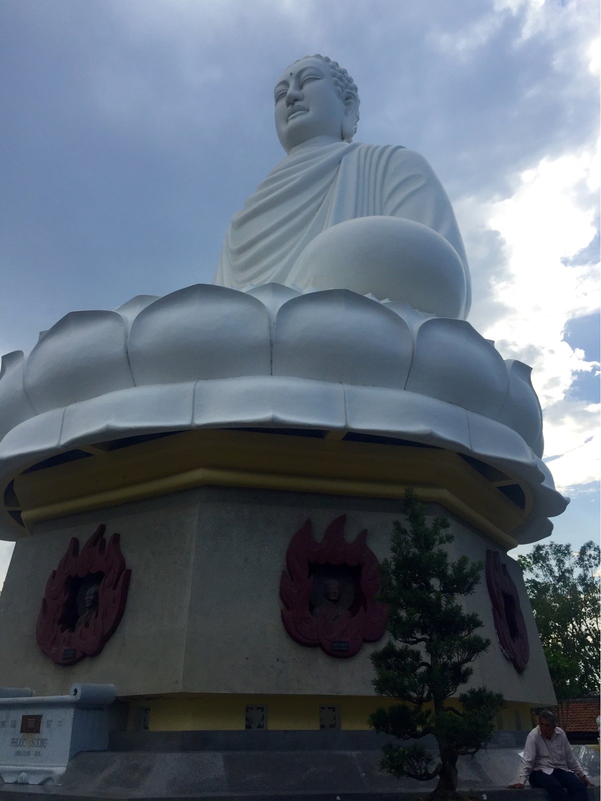 柬埔寨 越南 老挝 28日 中国气息很浓的一座寺庙,小山上的白色大佛