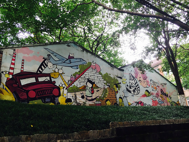 黄角坪是老校区,校内的雕塑还有涂鸦墙还是值