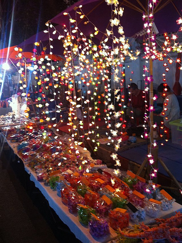 2017开始逛周日夜市。用英文跟泰国人讲价 讲