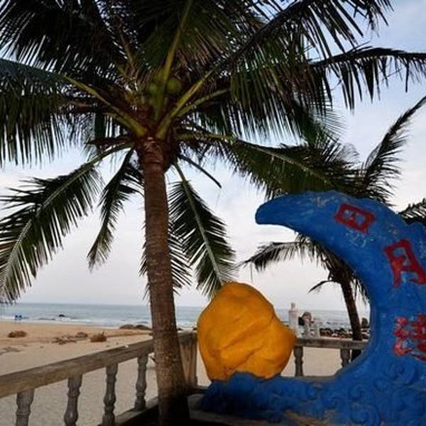 日月湾位于万宁市,西连陵水县,以牛岭为界,是万宁市新开发的旅游度假