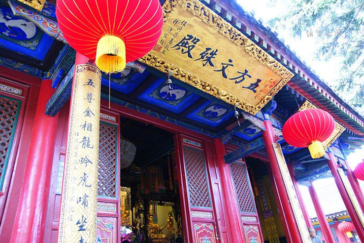 关于文殊菩萨的各种传说都被精美而庄重的表述在庙内的各处.